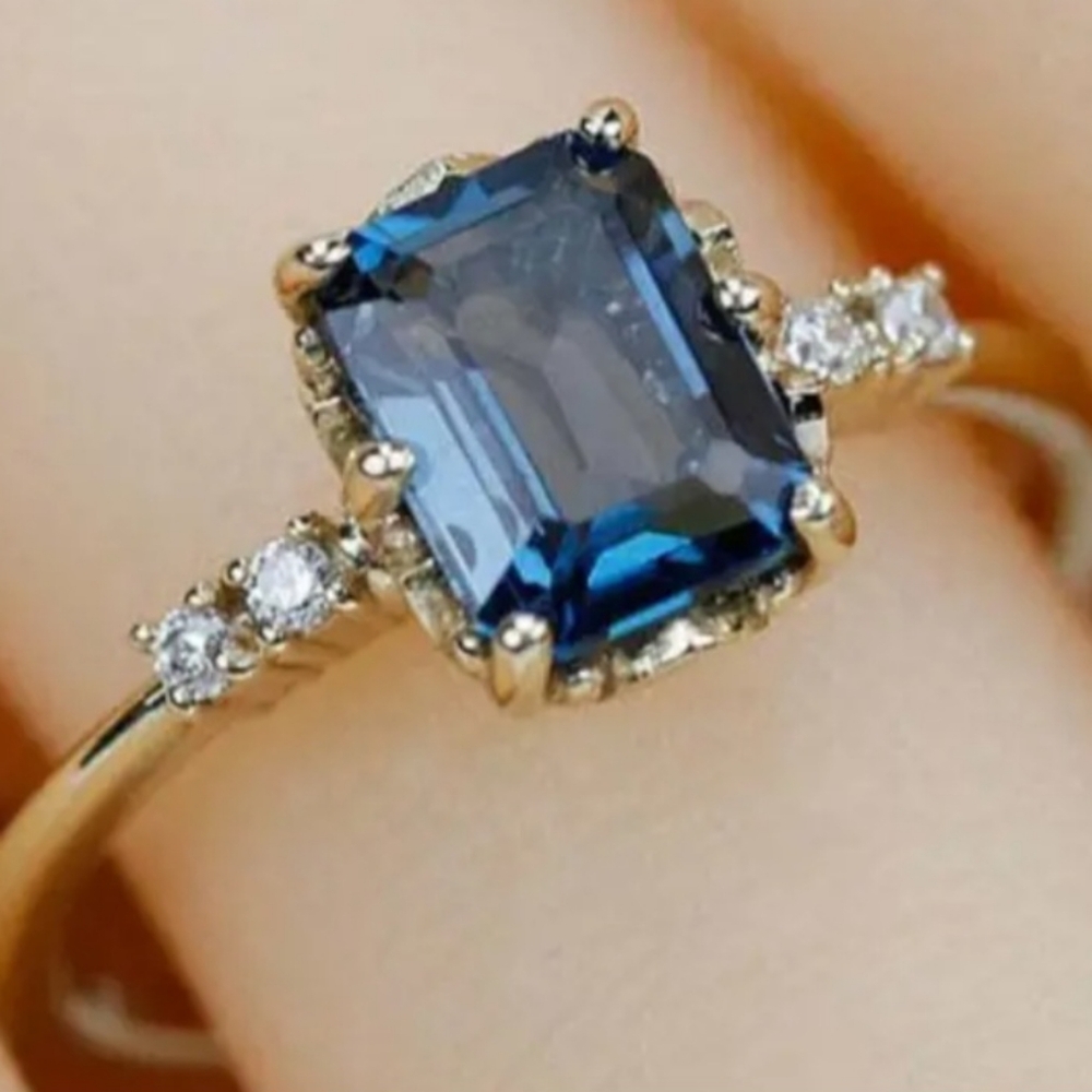 Elegant 14k Gold water zircon.Size 7 NWT Fast Ship. So Pretty!! High Quality.
